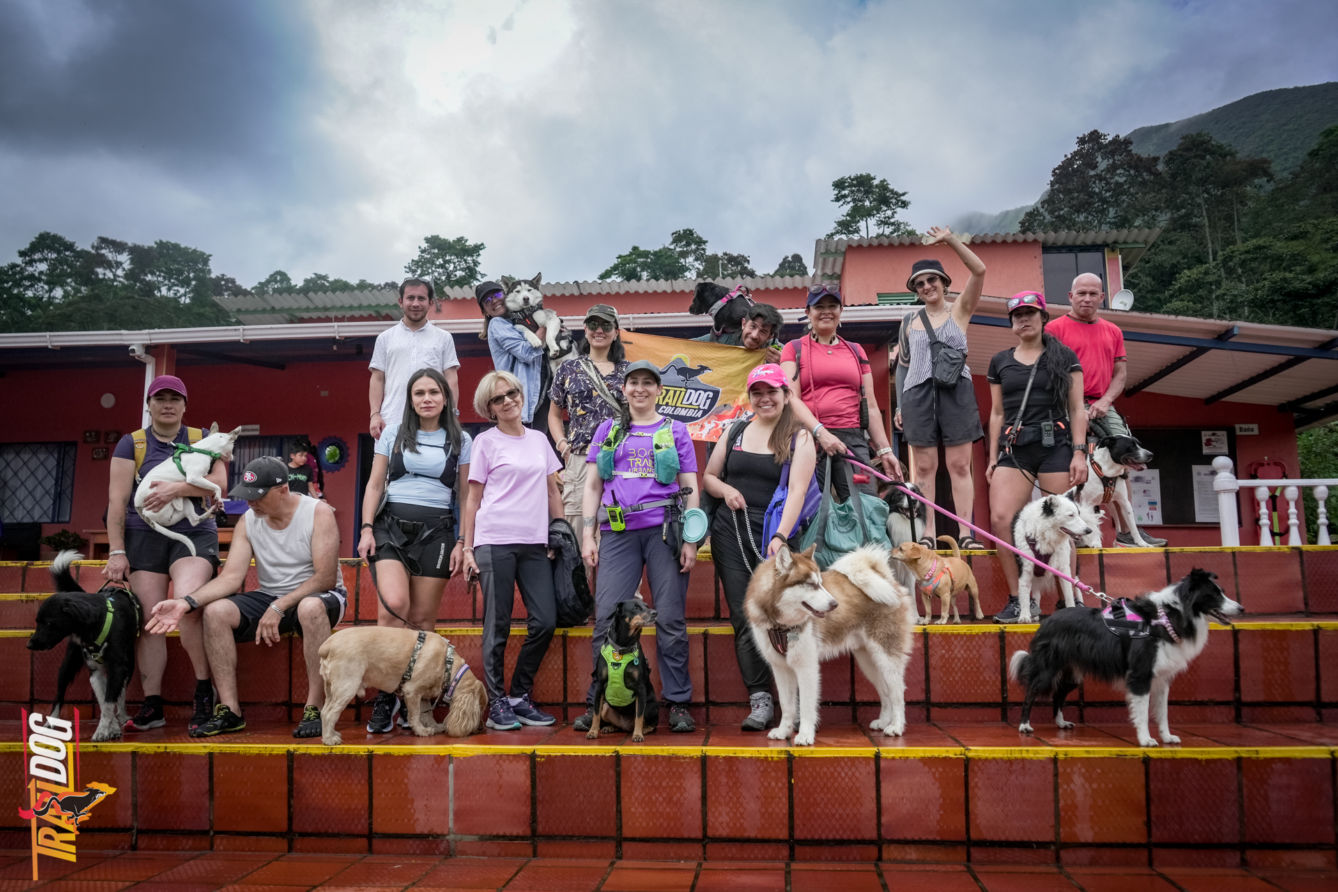 Comunidad reunida con sus perros durante una salida de camping