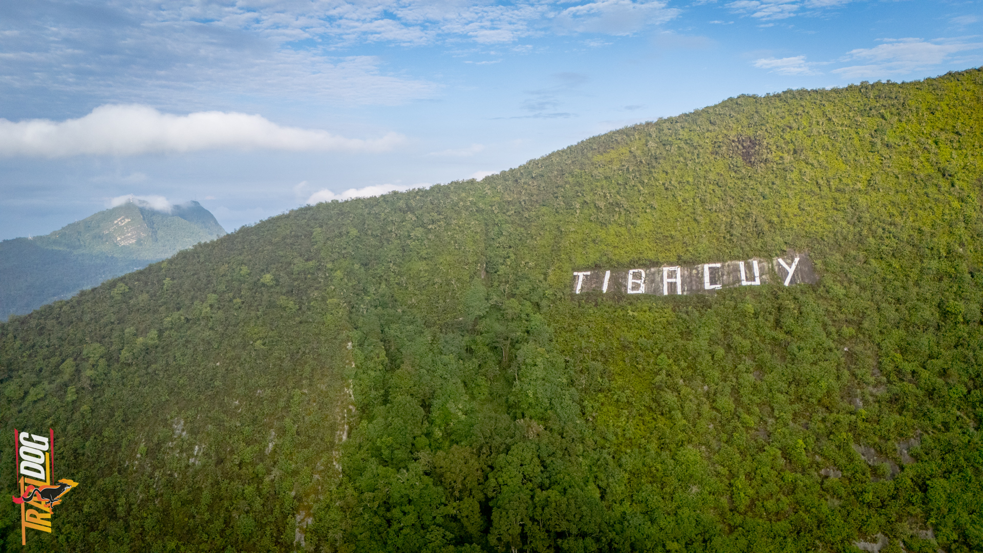 Vista aérea del letrero de Tibacuy en la montaña