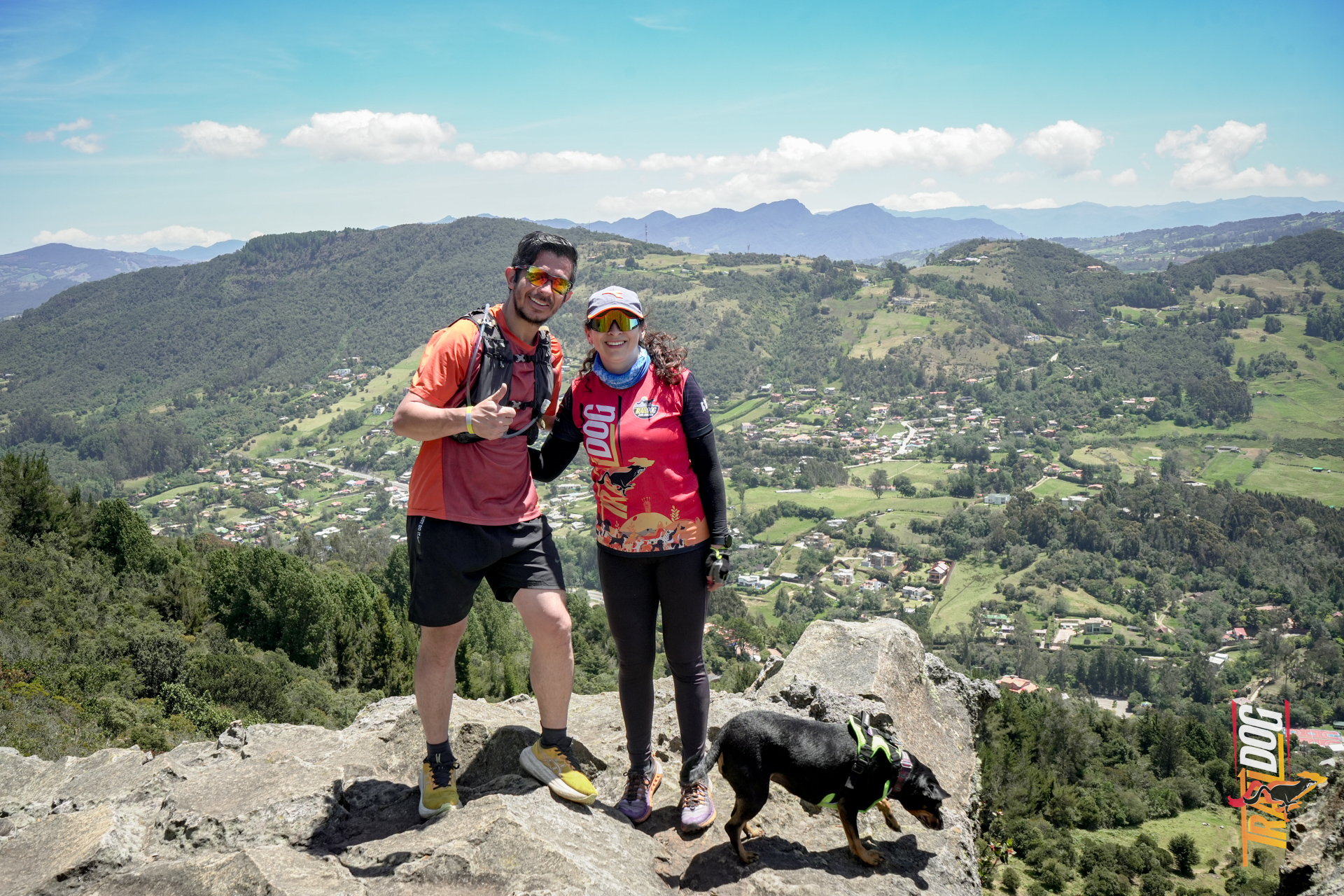 Binomio en la cumbre con la camiseta de Trail Dog Colombia